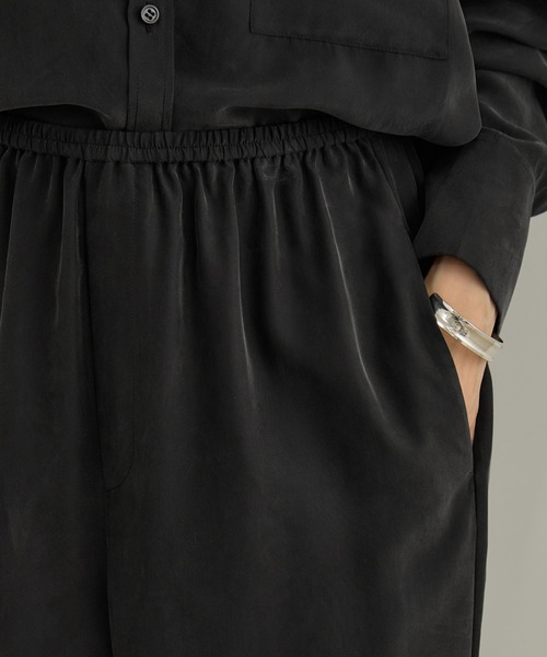 SALON adam et rope'（サロン アダム エ ロペ）の「GENTLE SILK パンツ / セットアップ対応・新色追加（シャツ/ブラウス・レディース・ブラック/ブラウン・S/M）」の12枚目の写真