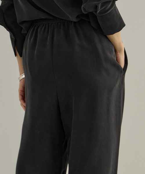 SALON adam et rope'（サロン アダム エ ロペ）の「GENTLE SILK パンツ / セットアップ対応・新色追加（シャツ/ブラウス・レディース・ブラック/ブラウン・S/M）」の13枚目の写真