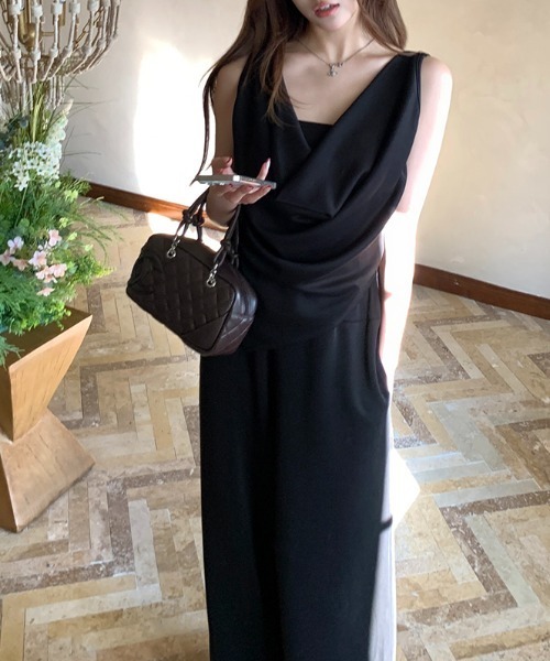 AMAJI(アマジ)の「ドレープネック キャミソールトップス × ワイドパンツ セットアップ(セットアップ・レディース・ベージュ/ブラック・LARGE/SMALL/MEDIUM)」の3枚目の写真