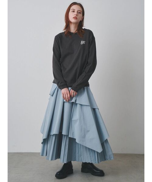 ELENDEEK(エレンディーク)の「ASYMMETRY PLEATS SK(スカート・レディース・チャコールグレー/ブルー・1/2)」の6枚目の写真