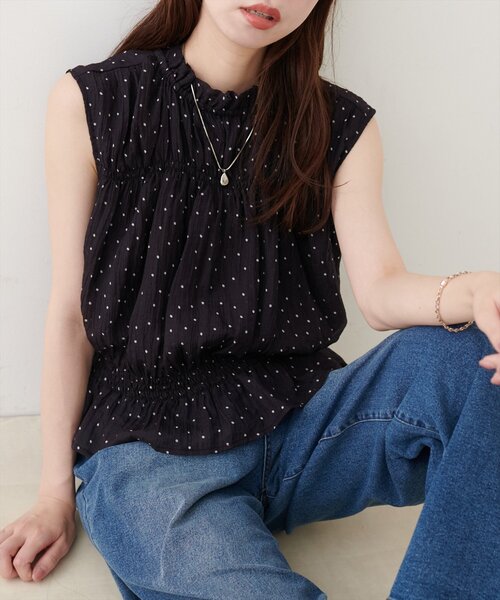 natural couture（ナチュラルクチュール）の「胸シャーリングシアーノースリブラウス（シャツ/ブラウス・レディース・イエロー/オフホワイト/ドット・FREE）」の3枚目の写真
