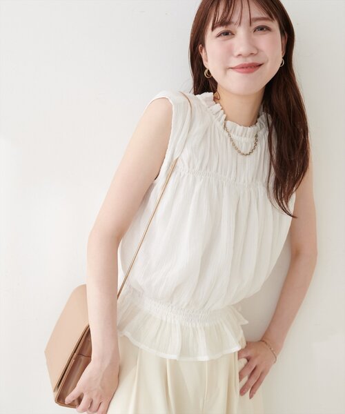 natural couture（ナチュラルクチュール）の「胸シャーリングシアーノースリブラウス（シャツ/ブラウス・レディース・イエロー/オフホワイト/ドット・FREE）」の10枚目の写真