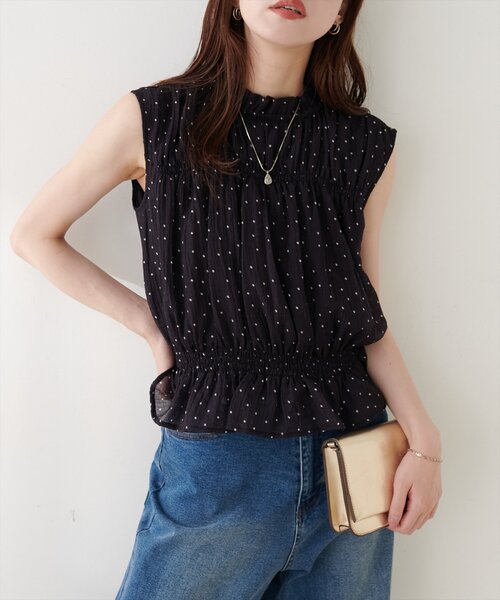 natural couture（ナチュラルクチュール）の「胸シャーリングシアーノースリブラウス（シャツ/ブラウス・レディース・イエロー/オフホワイト/ドット・FREE）」の4枚目の写真