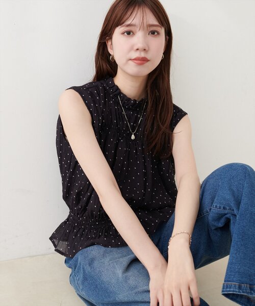 natural couture（ナチュラルクチュール）の「胸シャーリングシアーノースリブラウス（シャツ/ブラウス・レディース・イエロー/オフホワイト/ドット・FREE）」の5枚目の写真
