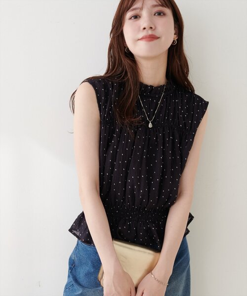natural couture（ナチュラルクチュール）の「胸シャーリングシアーノースリブラウス（シャツ/ブラウス・レディース・イエロー/オフホワイト/ドット・FREE）」の6枚目の写真