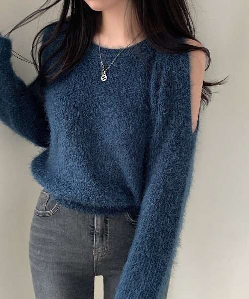 AMAJI(アマジ)の「オフショルダー シャギー ニットトップス(ニット/セーター・レディース・ブラウン/ホワイト/ライトピンク/ネイビー・FREE)」の4枚目の写真
