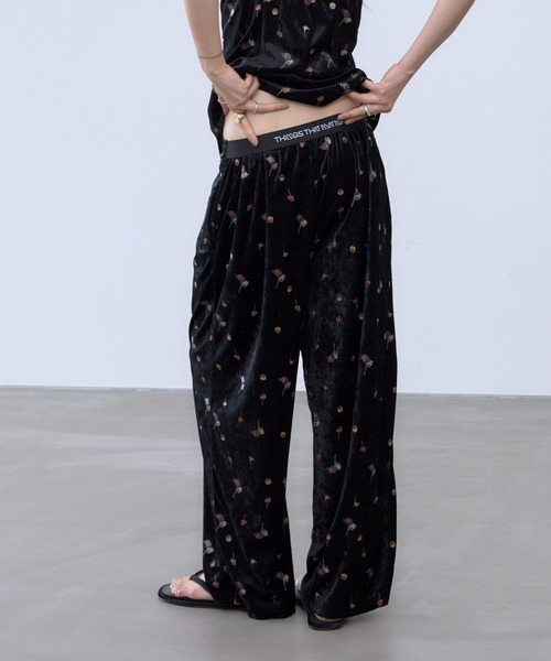 THINGS THAT MATTER(シングス ザット マター)の「STICKER PRINT VELOUR PANTS / ステッカー プリント ベロア パンツ(その他パンツ・レディース・ブラック×レッド/ブラック×イエロー・FREE)」の9枚目の写真