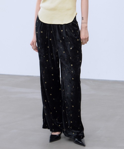 THINGS THAT MATTER(シングス ザット マター)の「STICKER PRINT VELOUR PANTS / ステッカー プリント ベロア パンツ(その他パンツ・レディース・ブラック×レッド/ブラック×イエロー・FREE)」の3枚目の写真