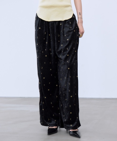 THINGS THAT MATTER(シングス ザット マター)の「STICKER PRINT VELOUR PANTS / ステッカー プリント ベロア パンツ(その他パンツ・レディース・ブラック×レッド/ブラック×イエロー・FREE)」の4枚目の写真
