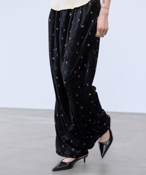 THINGS THAT MATTER(シングス ザット マター)の「STICKER PRINT VELOUR PANTS / ステッカー プリント ベロア パンツ(その他パンツ・レディース・ブラック×レッド/ブラック×イエロー・FREE)」の5枚目の写真