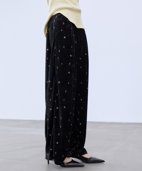 THINGS THAT MATTER(シングス ザット マター)の「STICKER PRINT VELOUR PANTS / ステッカー プリント ベロア パンツ(その他パンツ・レディース・ブラック×レッド/ブラック×イエロー・FREE)」の6枚目の写真