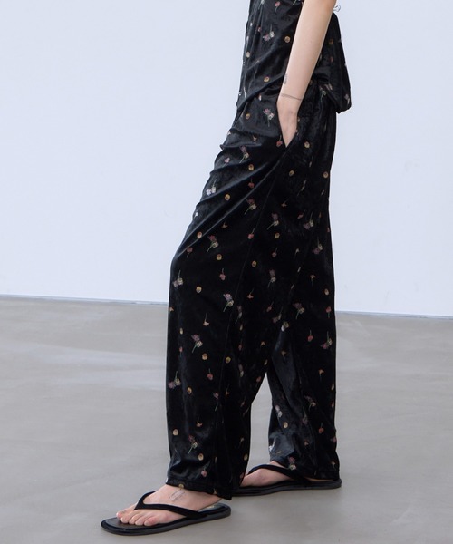 THINGS THAT MATTER(シングス ザット マター)の「STICKER PRINT VELOUR PANTS / ステッカー プリント ベロア パンツ(その他パンツ・レディース・ブラック×レッド/ブラック×イエロー・FREE)」の11枚目の写真