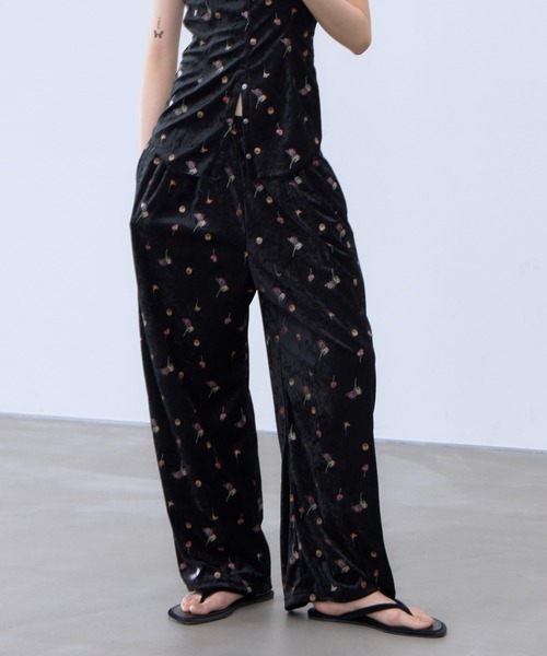 THINGS THAT MATTER(シングス ザット マター)の「STICKER PRINT VELOUR PANTS / ステッカー プリント ベロア パンツ(その他パンツ・レディース・ブラック×レッド/ブラック×イエロー・FREE)」の8枚目の写真