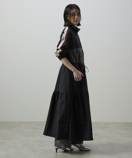CONVERSE TOKYO(コンバーストウキョウ)の「SIDE LINE TRACK TIERED DRESS(ワンピース・レディース・ブラック/グレー/カーキ・FREE)」の2枚目の写真
