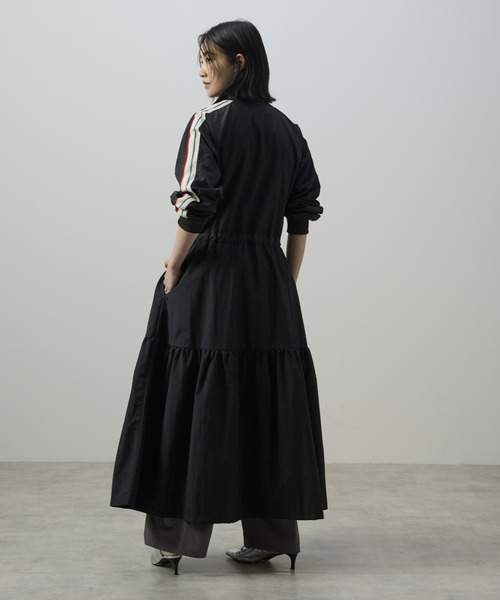 CONVERSE TOKYO(コンバーストウキョウ)の「SIDE LINE TRACK TIERED DRESS(ワンピース・レディース・ブラック/グレー/カーキ・FREE)」の5枚目の写真