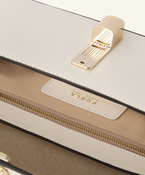 FURLA（フルラ）の「フルラ イリデ (Furla Iride) クロスボディバッグ（ショルダーバッグ・メンズ・ホワイト/ブラック・ONE SIZE）」の4枚目の写真