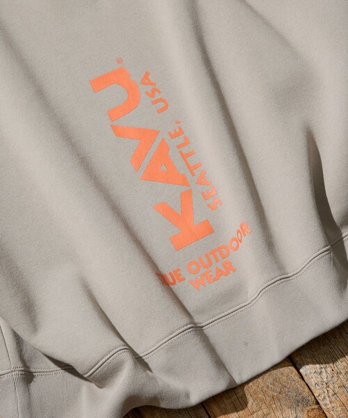 KAVU（カブー）の「KAVU/カブー 限定展開 KAVU×FREAK'S STORE / カブ― 別注 クルーネック スウェット / バーチャルロゴ（Tシャツ/カットソー・メンズ・グレイッシュベージュ/ブラック/ネイビー/アッシュグレー・LARGE/SMALL/MEDIUM）」の20枚目の写真