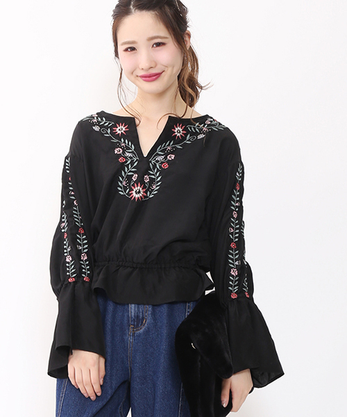 one after another NICE CLAUP（ワンアフターアナザーナイスクラップ）の「刺しゅう入ブラウス（シャツ/ブラウス・レディース・レッド/ベージュ/ブラック・FREE）」の2枚目の写真