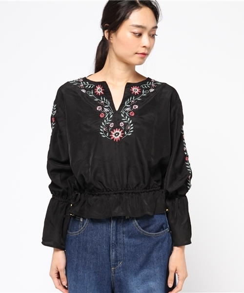 one after another NICE CLAUP（ワンアフターアナザーナイスクラップ）の「刺しゅう入ブラウス（シャツ/ブラウス・レディース・レッド/ベージュ/ブラック・FREE）」の4枚目の写真