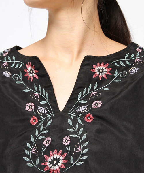 one after another NICE CLAUP（ワンアフターアナザーナイスクラップ）の「刺しゅう入ブラウス（シャツ/ブラウス・レディース・レッド/ベージュ/ブラック・FREE）」の7枚目の写真