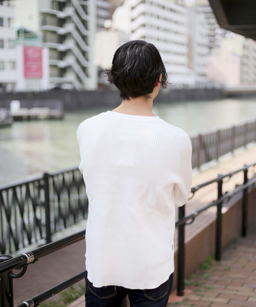 Denime（ドゥニーム）の「ビッグワッフルロングスリーブTEE（Tシャツ/カットソー・メンズ・ブラック/杢グレー/ホワイト・X-LARGE/LARGE/MEDIUM）」の17枚目の写真