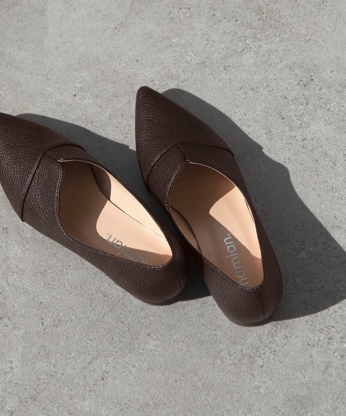 MAMIAN（マミアン）の「ポインテッドトゥ 切り替え ドレスシューズ（ドレスシューズ・レディース・ブラック/ブラック系その他/シルバー/シルバー系その他/ブラック系その他2/ブラック系その他3/グレイッシュベージュ/レオパード/ブラック系その他4/ホワイト系その他/ブラック系その他5/ベージュ×ブラック/ダークブラウン/アイボリー/ベージュ系その他・23.0cm/25.0cm/24.5cm/23.5cm/22.5cm/24.0cm/21.5cm/22.0cm/25.5cm）」の9枚目の写真