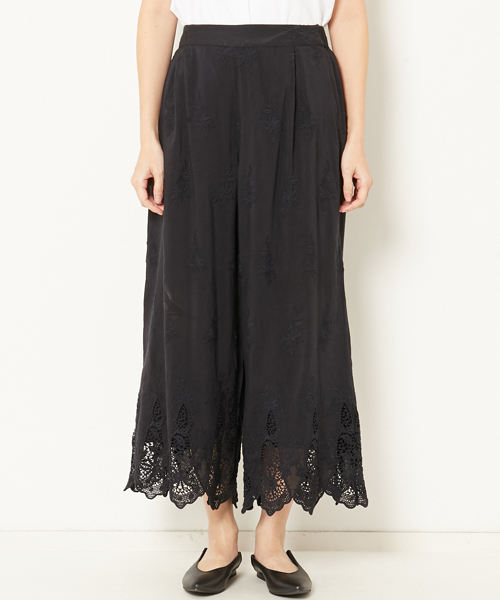 navasana(ナバアサナ)の「navasana テリーボイルカットワーク刺繍パンツ(その他パンツ・レディース・オフホワイト/ブラック・FREE)」の5枚目の写真