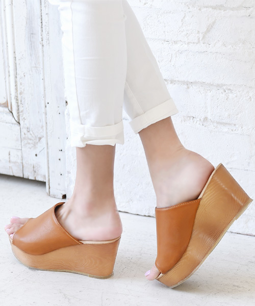 Luz Llena (glifeed） （ラズレナグリフィード）の「ウッド調ウェッジソールサボサンダル（サンダル・レディース・ブラック/ダークブラウン/キャメル・LARGE/SMALL/MEDIUM/X-LARGE）」の3枚目の写真