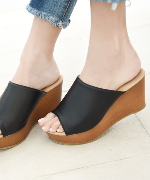 Luz Llena (glifeed） （ラズレナグリフィード）の「ウッド調ウェッジソールサボサンダル（サンダル・レディース・ブラック/ダークブラウン/キャメル・LARGE/SMALL/MEDIUM/X-LARGE）」の2枚目の写真