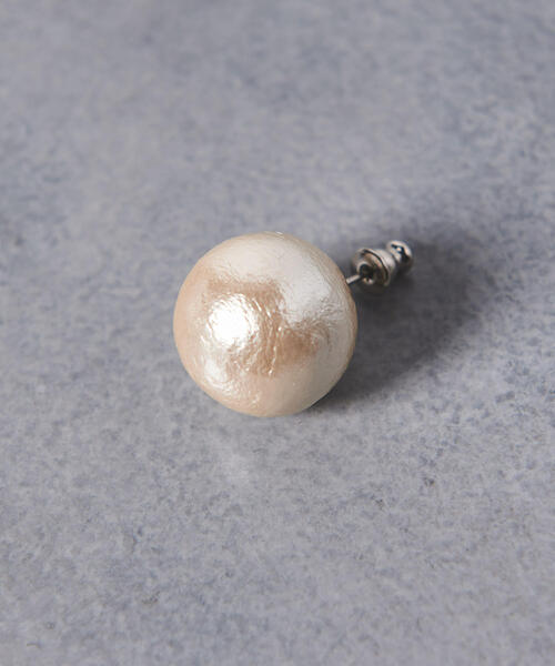 petite robe noire（プティローブノアー）の「＜petite robe noire（プティローブノアー）＞コットンパール 18mm ピアス（ピアス（両耳用）・レディース・ホワイト・フリー）」の4枚目の写真