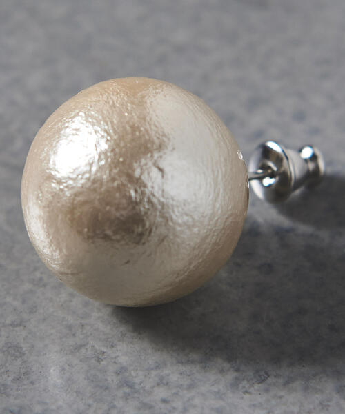 petite robe noire（プティローブノアー）の「＜petite robe noire（プティローブノアー）＞コットンパール 18mm ピアス（ピアス（両耳用）・レディース・ホワイト・フリー）」の7枚目の写真