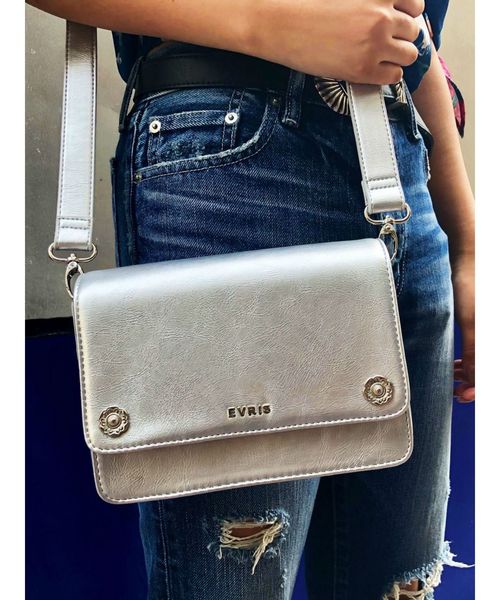 EVRIS（エヴリス）の「2WAYメタリックコンチョBAG（ボディバッグ/ウエストポーチ・レディース・ブラック/パープル/ブラウン/シルバー・FREE）」の4枚目の写真