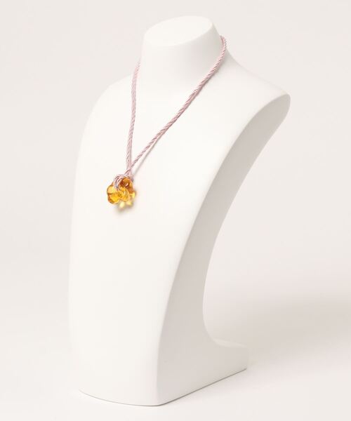 MADEMOISELLE ROPE'（マドモアゼル ロペ）の「【Sisi Joia】フラワーネックレス（ネックレス・レディース・ネイビー/オレンジ・FREE）」の4枚目の写真