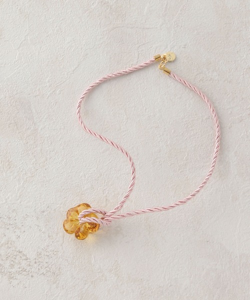 MADEMOISELLE ROPE'（マドモアゼル ロペ）の「【Sisi Joia】フラワーネックレス（ネックレス・レディース・ネイビー/オレンジ・FREE）」の2枚目の写真