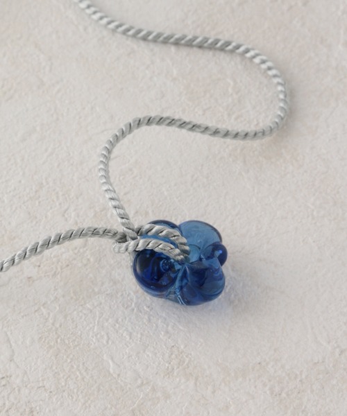 MADEMOISELLE ROPE'（マドモアゼル ロペ）の「【Sisi Joia】フラワーネックレス（ネックレス・レディース・ネイビー/オレンジ・FREE）」の5枚目の写真