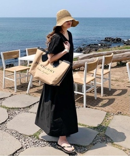 NANING9（ナンニング）の「NANING9 ルーズフィットロングワンピース（ワンピース・レディース・レッド/ブラック/ホワイト・FREE）」の8枚目の写真