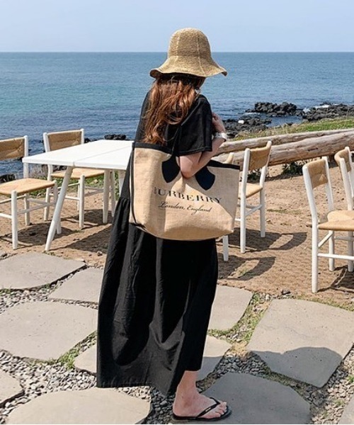 NANING9（ナンニング）の「NANING9 ルーズフィットロングワンピース（ワンピース・レディース・レッド/ブラック/ホワイト・FREE）」の9枚目の写真