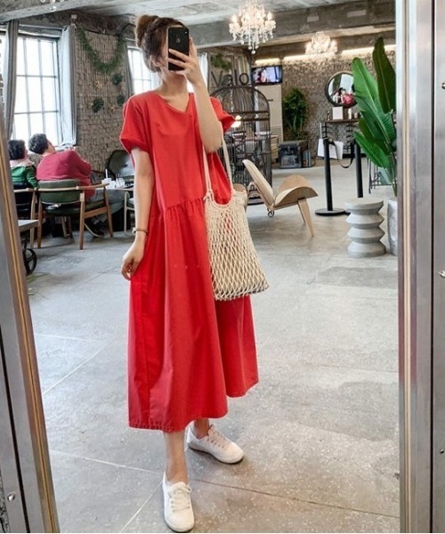 NANING9（ナンニング）の「NANING9 ルーズフィットロングワンピース（ワンピース・レディース・レッド/ブラック/ホワイト・FREE）」の16枚目の写真