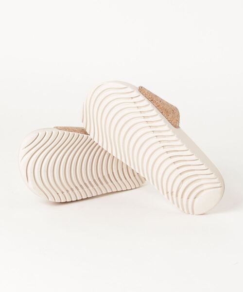 NIKE(ナイキ)の「NIKE/ナイキ カワ スライドサンダル SE 2 GS/PS DA2638-200(サンダル・キッズ・ホワイト系その他・17.0cm/21.0cm/22.0cm/18.0cm/20.0cm/19.0cm)」の2枚目の写真