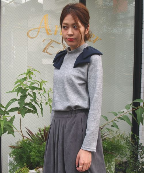 Another Edition（アナザーエディション）の「リボンショルダーハイネックプルオーバー/ AE RBN SHLD HI/N PO（Tシャツ/カットソー・レディース・オフホワイト/ブラック/グレー・フリー）」の3枚目の写真