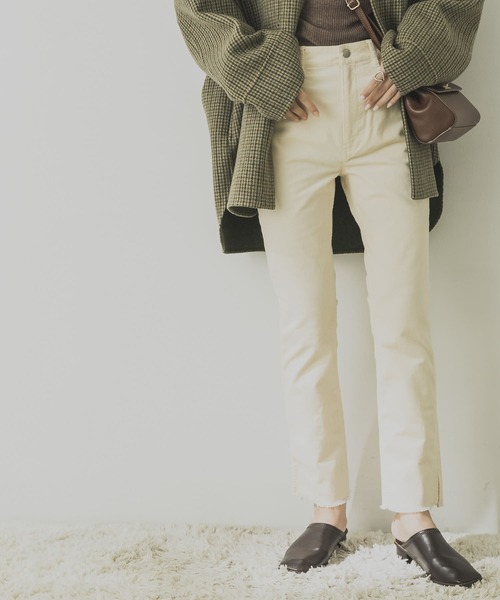 URBAN RESEARCH（アーバンリサーチ）の「カットオフコーデュロイスリムパンツ（その他パンツ・レディース・ベージュ/オフホワイト/ブラウン系その他/ブルー系その他・38/36）」の2枚目の写真