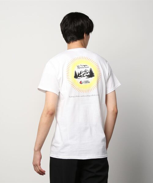 MANASTASH(マナスタッシュ)の「MANASTASH/マナスタッシュ PERFECT IN NATURE TEE for CAMP and CABINS キャンプ&キャビンズ 那須高原 キャンプ場(Tシャツ/カットソー・メンズ・ホワイト/ブラック・MEDIUM/LARGE/X-LARGE)」の1枚目の写真