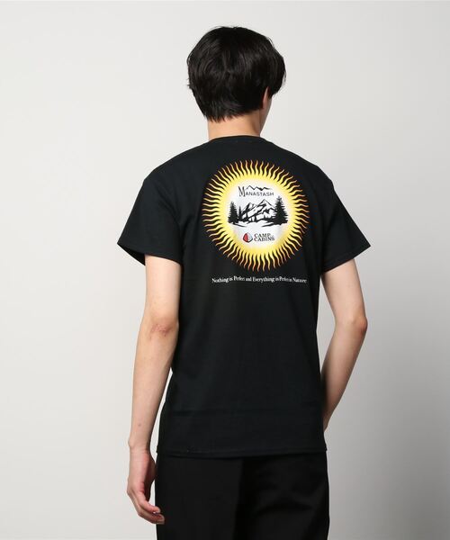 MANASTASH(マナスタッシュ)の「MANASTASH/マナスタッシュ PERFECT IN NATURE TEE for CAMP and CABINS キャンプ&キャビンズ 那須高原 キャンプ場(Tシャツ/カットソー・メンズ・ホワイト/ブラック・MEDIUM/LARGE/X-LARGE)」の2枚目の写真