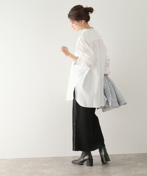 La TOTALITE（ラトータリテ）の「スカラップ襟ロングシャツ（シャツ/ブラウス・レディース・ホワイト/サックスブルー・FREE）」の4枚目の写真