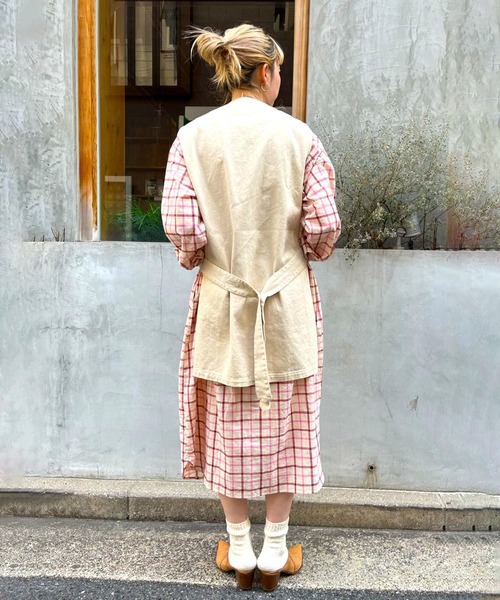 FREAK'S STORE(フリークスストア)の「エプロンベスト(ベスト・レディース・ブラック/オフホワイト/オリーブ/サックスブルー/ネイビー・フリ-)」の8枚目の写真