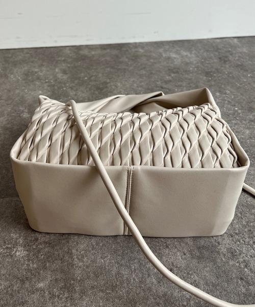 DouDou（ドゥドゥ）の「ツイストハンドルミニバッグ（ショルダーバッグ・レディース・ブラック/イエロー/アイボリー・FREE）」の10枚目の写真