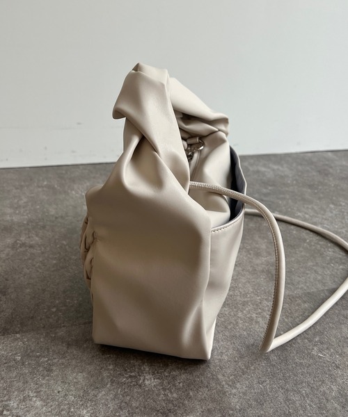 DouDou（ドゥドゥ）の「ツイストハンドルミニバッグ（ショルダーバッグ・レディース・ブラック/イエロー/アイボリー・FREE）」の7枚目の写真