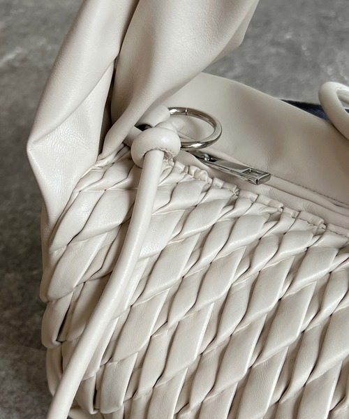 DouDou（ドゥドゥ）の「ツイストハンドルミニバッグ（ショルダーバッグ・レディース・ブラック/イエロー/アイボリー・FREE）」の11枚目の写真