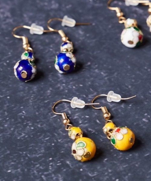 チャイハネ(チャイハネ)の「【チャイハネ】七宝ピアス(ピアス(両耳用)・レディース・ホワイト/ブラック/ネイビー/レッド/イエロー/ブルー/グリーン/ライトグリーン・FREE)」の12枚目の写真