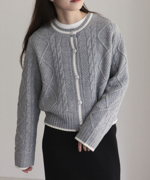 fredy emue（フレディエミュ）の「ケーブル編みバイカラー クルーネックカーディガン（カーディガン/ボレロ・レディース・オフホワイト/グレー/ライトブルー・38）」の3枚目の写真